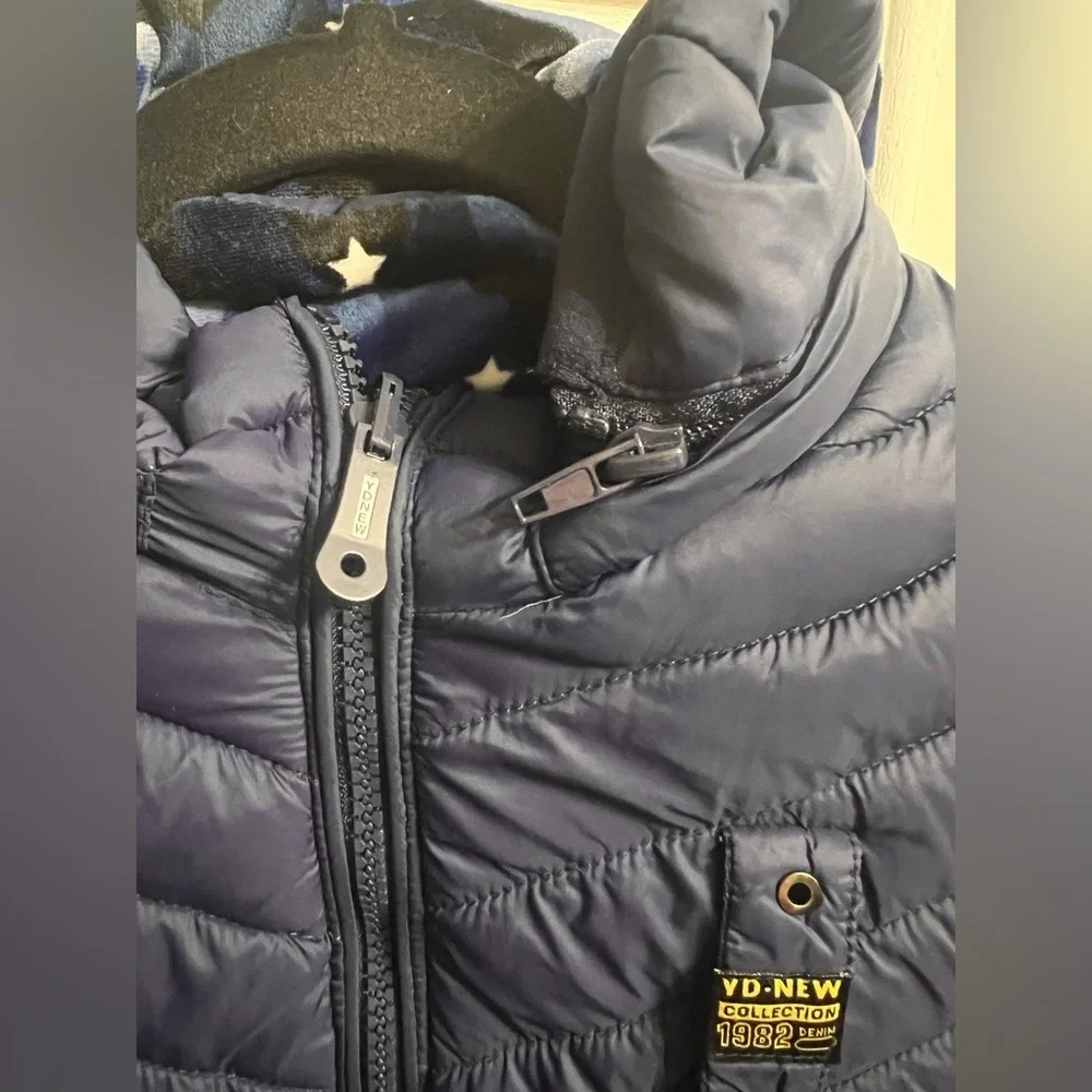 Navy Puffer Jacket with Hood. Size/6 Kids